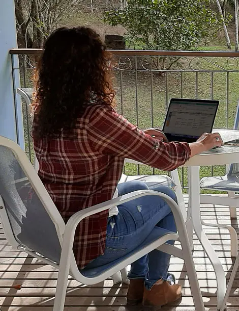 <h2>FARM OFFICE</h2>
<p>Cercados de vegetação e em meio ao silêncio, com excelente ventilação, farta iluminação natural e conexão de Internet de alto desempenho, os chalets são perfeitos para uns dias de farm office em meio à natureza. Seu escritório na roça.</p>
